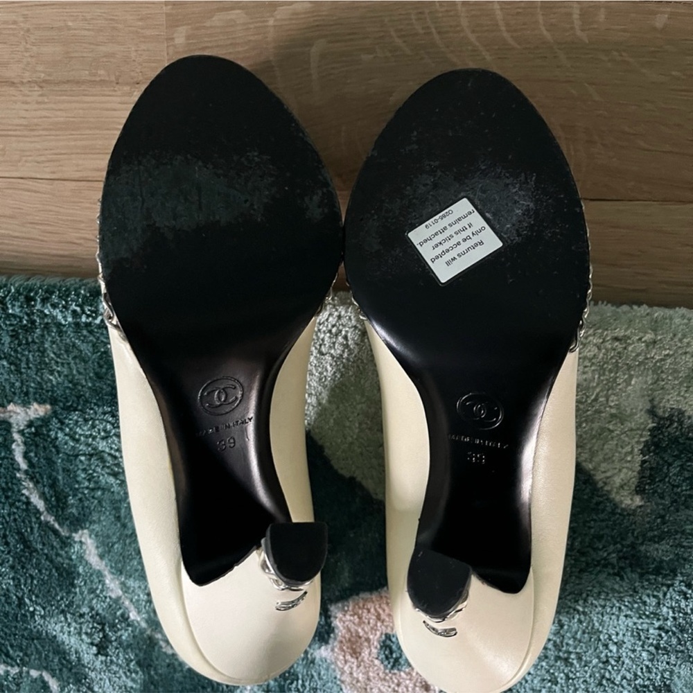 CHANEL Cream Leather Heel Pumps with CC Heel Detail - Picture 7 of 7
